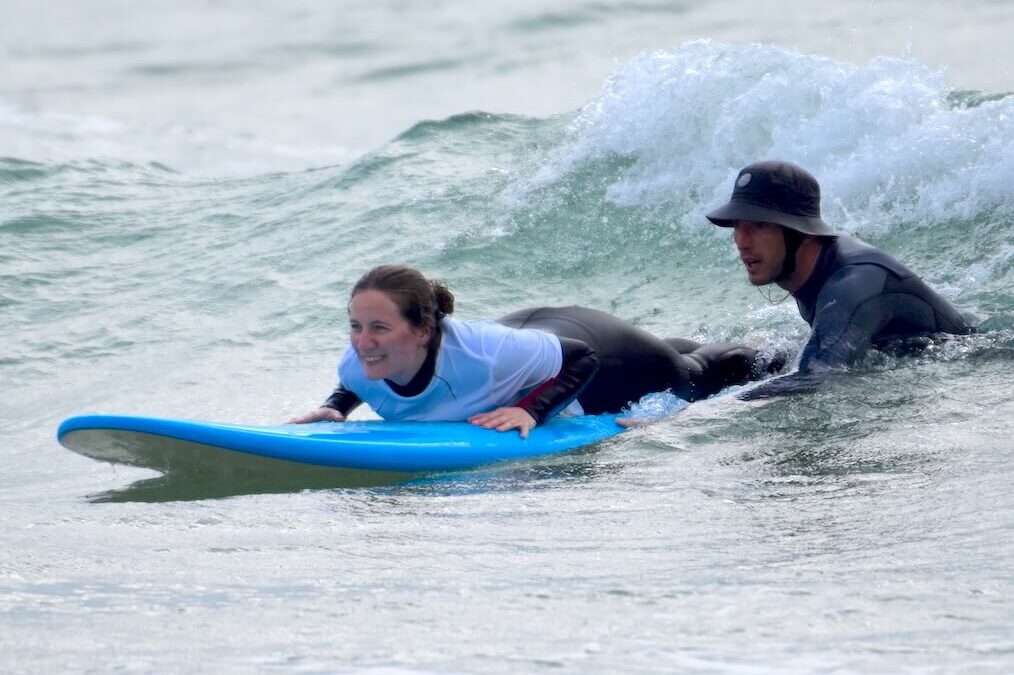 Des cours de surf thérapie dans les landes